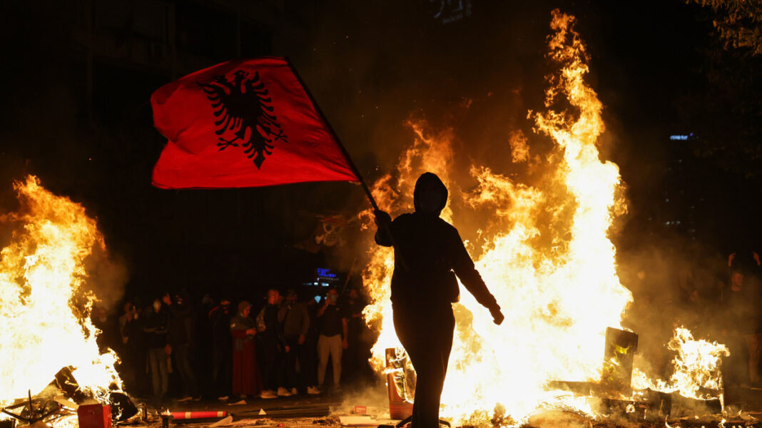 Αλβανία στις φλόγες: Ποιος βρίσκεται πίσω από τις ταραχές;